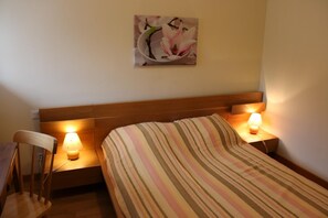 1 bedroom, travel crib