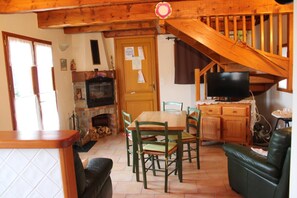 TV, fireplace