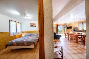 1 bedroom, travel crib, free WiFi