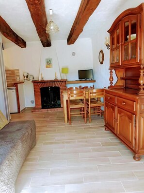 TV, fireplace