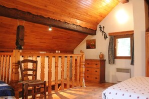 1 bedroom, travel crib