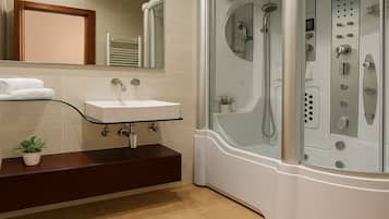 Appartement | Salle de bain | Articles de toilette (gratuits), séchoir à cheveux, serviettes fournies