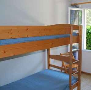 Travel cot, free WiFi