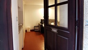 A narrow hallway with a dark wooden door labeled "Lentisque."
