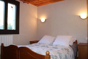 1 bedroom, travel cot, free WiFi