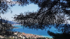 Une ville côtière avec des bâtiments et une vue dégagée sur la mer.