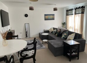 Living area - Spacious Comfortable Central Derby 2-bed Apartment (Derby)