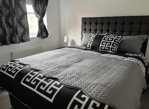 2 bedrooms, free WiFi, bed sheets - Spacious Comfortable Central Derby 2-bed Apartment (Derby)