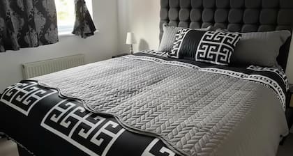 Spacious Comfortable Central Derby 2-bed Apartment