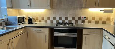 Geladeira, micro-ondas, fogão, cooktop