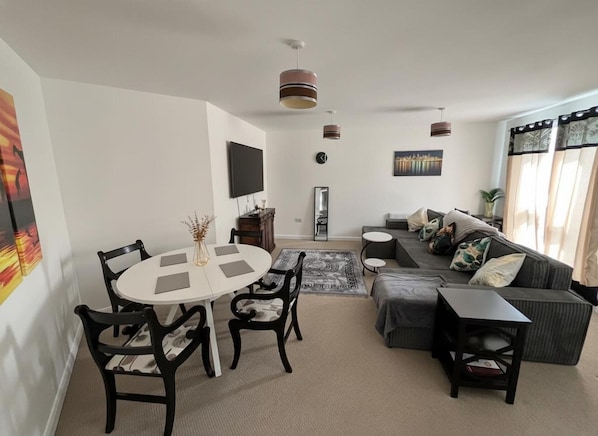 Living area - Spacious Comfortable Central Derby 2-bed Apartment (Derby)