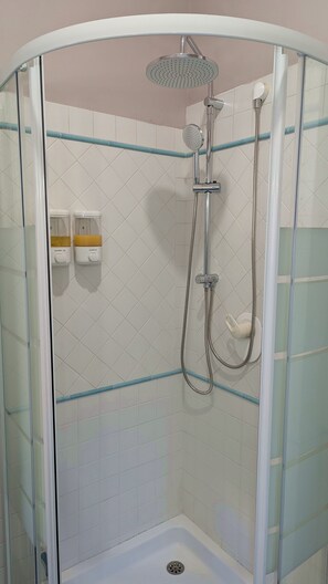 Een douche, een haardroger, een bidet, handdoeken