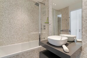 Hair dryer, towels - Oceanview Pearl Apartment (Funchal)