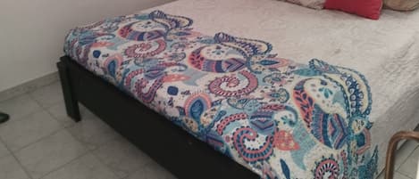 1 habitación, tabla de planchar con plancha, wifi y ropa de cama