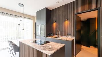 Refrigerador, microondas, horno y parrilla de estufa