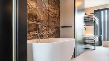 4 habitaciones, tabla de planchar con plancha, wifi y ropa de cama