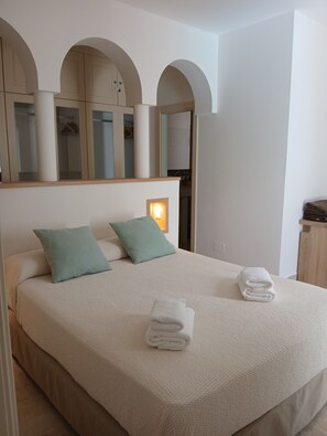 3 Schlafzimmer, Schreibtisch, Bügeleisen/Bügelbrett, Reisekinderbett