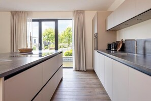 冰箱、微波炉、烤箱、炉灶