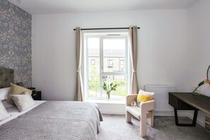 2 chambres, bureau, fer et planche à repasser, lit parapluie