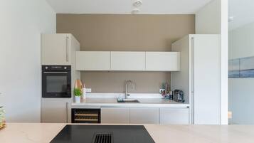 Een koelkast, een oven, een kookplaat, een vaatwasser