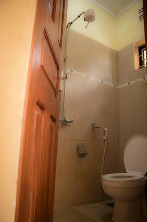 Douche, sèche-cheveux, serviettes fournies, savon