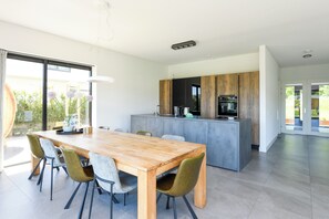 Kjøleskap, ovn, kokeplater og oppvaskmaskin