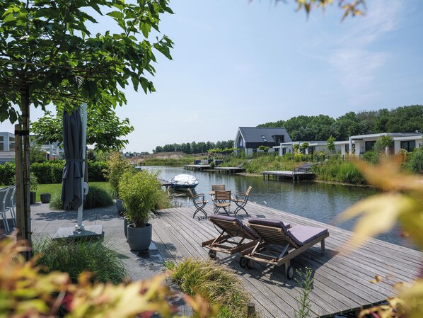 Property grounds - Luxury 8 person villa on the water with private jetty. Including 2 SUPs, barbecue and wood stove. Enjoy the spacious garden on the southwest and the beautiful wooded and watery surroundings! (Zeewolde)