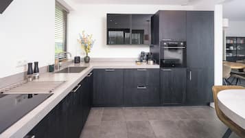 Frigorífico, microondas, horno y placa de cocina