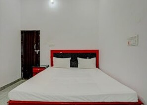 Standard Room | Free WiFi, bed sheets - The King Heaven (Saifai)