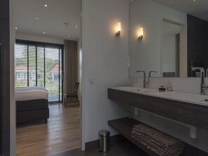 3 bedrooms, iron/ironing board, WiFi, bed sheets - Waterfront villa. Including putting green, lounge set and a modern kitchen with Quooker. Perfect for a relaxing holiday! (Zeewolde)