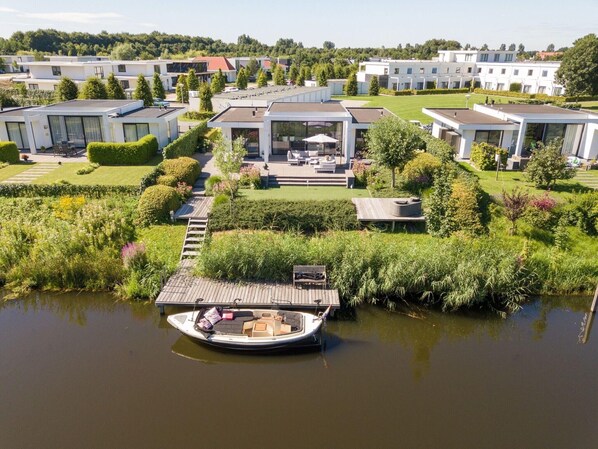 Exterior - Waterfront villa. Including putting green, lounge set and a modern kitchen with Quooker. Perfect for a relaxing holiday! (Zeewolde)