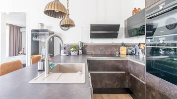 Refrigerador, microondas, horno y parrilla de estufa