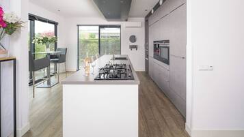 Refrigerador, horno, parrilla de estufa y lavavajillas