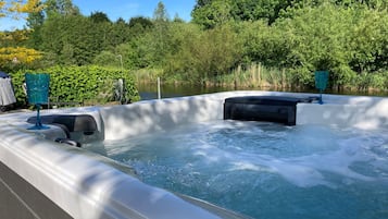 Tina de hidromasaje al aire libre