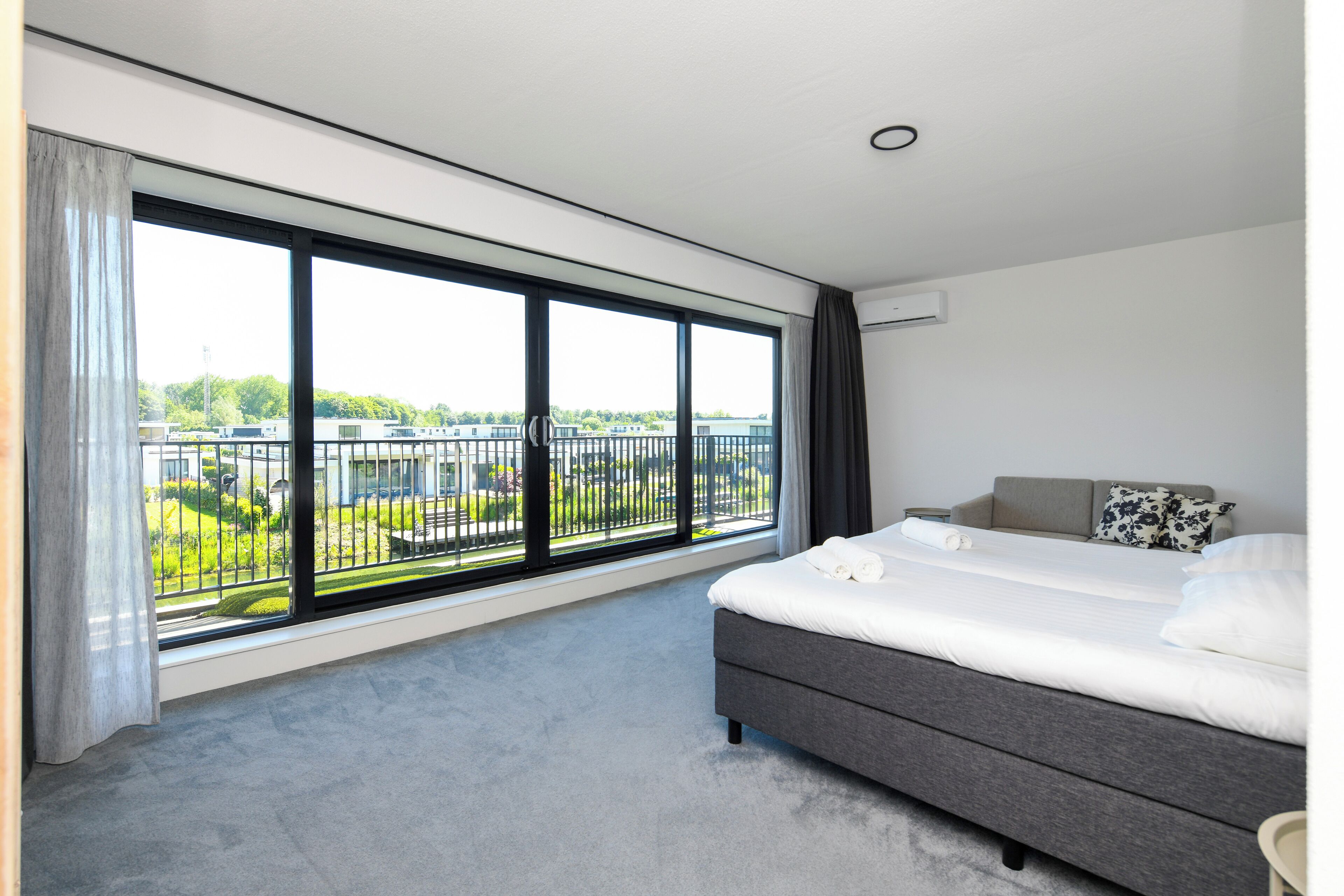 8 slaapkamers, reisbedje, wifi, beddengoed