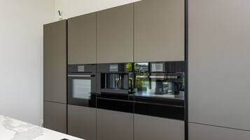 Een koelkast, een oven, een kookplaat, een vaatwasser