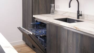 Een koelkast, een microgolfoven, een oven, een kookplaat