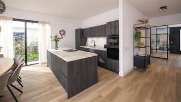 Een koelkast, een microgolfoven, een oven, een kookplaat