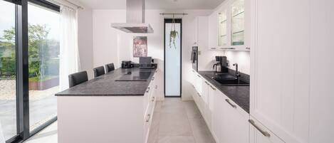 Refrigerador, microondas, horno, placa de cocina