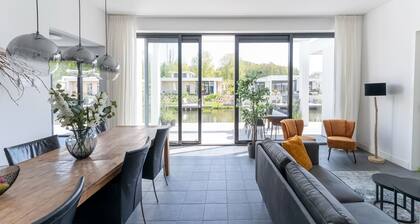Luxuriöse 6-Personen-Ferienvilla am Wasser mit 3 Schlafzimmern, 2 Badezimmern, einer geräumigen Terrasse mit Lounge-Set und Sonnenliegen sowie einem privaten Badesteg. Liegt im Villa Resort Harderwold, in der Nähe von Harderwijk und dem Veluwemeer!