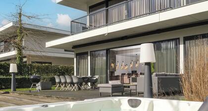Ferienvilla Wasser Nr. 336 | Luxuriöse Villa fĂŒr 10 Personen mit Whirlpool, Fass-Sauna und privatem Badesteg. GroĂer Garten mit viel PrivatsphĂ€re, groĂer Balkon und tierfreundlich. Liegt im Villa Resort Harderwold, in der NĂ€he von Harderwijk und dem