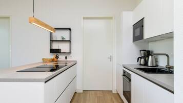 Kühlschrank, Mikrowelle, Ofen, Herdplatte