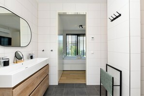 4 soverom, strykejern/-brett, reiseseng for barn og wi-fi