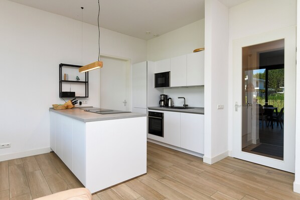 Kühlschrank, Mikrowelle, Ofen, Herdplatte