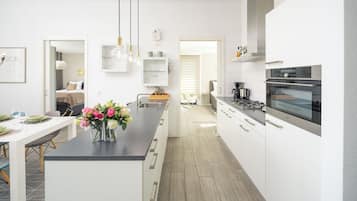 Een koelkast, een magnetron, een oven, een kookplaat