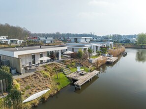 Exterior - Luxury waterfront enjoyment - your dream vacation starts here! (Zeewolde)
