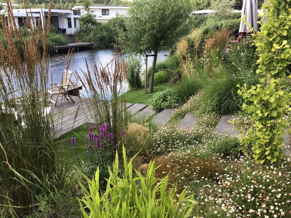 Property grounds - Luxury waterfront enjoyment - your dream vacation starts here! (Zeewolde)