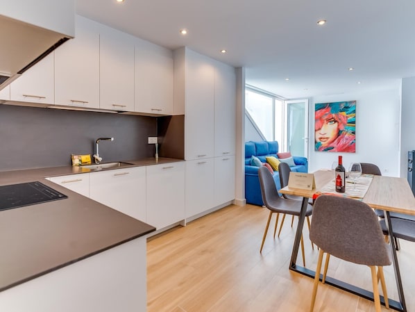 Kühlschrank, Mikrowelle, Geschirrspüler