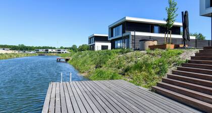 Luxury 8-person villa on the water with hot tub, private jetty, spacious terrace and 4 bedrooms. Located at Villa Resort Harderwold, near Harderwijk and the Veluwemeer!