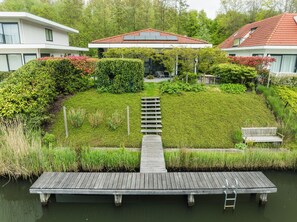 Property grounds - 4-person villa with green garden, private jetty, 2 bathrooms, hammock, canoe and sunny terrace. Located at Villa Resort Harderwold between forest and water! (Zeewolde)